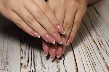 Manikürlü Tırnak Cilalı Sanat Tasarımı.