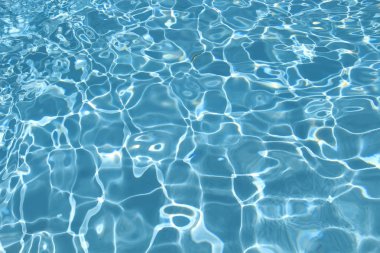 Otel havuzunda şeffaf, temiz su.