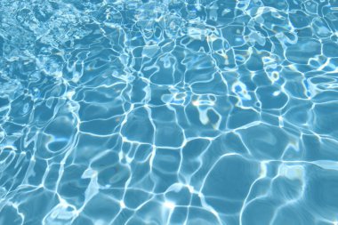 Otel havuzunda şeffaf, temiz su.