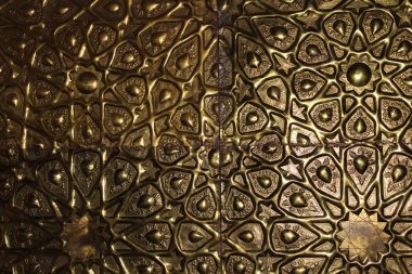 Müslüman camide güzel altın kapı