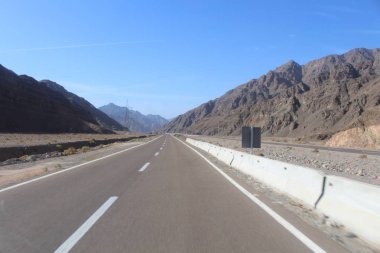 Mısır çölde asfalt yol. Sina