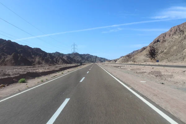 复古色调风景秀丽的沙漠公路在日落时分 旅行的概念 — 图库照片