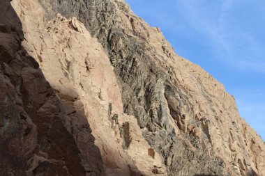 Dağlar ve muhteşem bulutlu gökyüzü ile güzel manzara