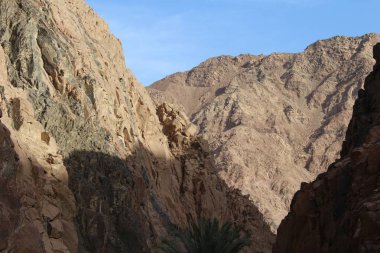 Dağlar ve muhteşem bulutlu gökyüzü ile güzel manzara