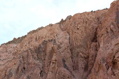 Büyük dağlar gökyüzü Mısır'daki karşı. Manzara