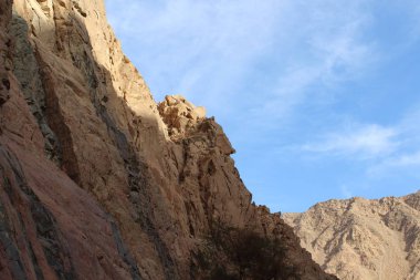 Büyük dağlar gökyüzü Mısır'daki karşı. Manzara