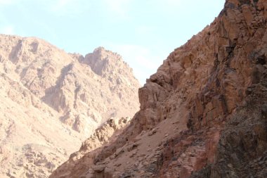 Dağlar ve muhteşem bulutlu gökyüzü ile güzel manzara