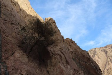 Büyük dağlar gökyüzü Mısır'daki karşı. Manzara