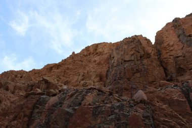 Dağlar ve muhteşem bulutlu gökyüzü ile güzel manzara