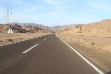 Mavi gökyüzü ve güzel dağ manzarası olan yol