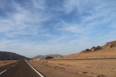 Yol Dahab dağlarda. Mısır