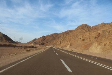 Yol Dahab dağlarda. Mısır