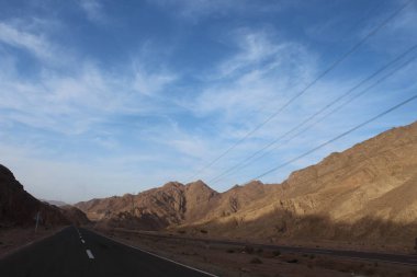 Büyük dağlar gökyüzü Mısır'daki karşı. Manzara