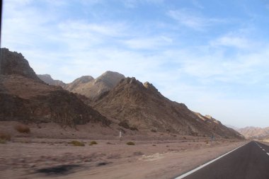 Mısır çölde asfalt yol. Sina