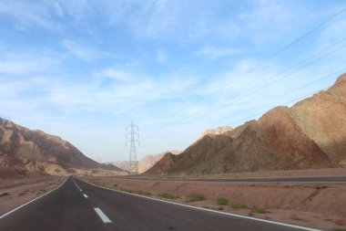 Mavi gökyüzü ve güzel dağ manzarası olan yol