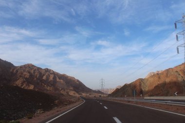 Mısır çölde asfalt yol. Sina