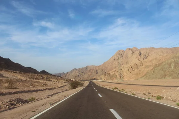 dolambaçlı yol dağ. Güzel manzara