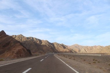 Mısır çölde asfalt yol. Sina