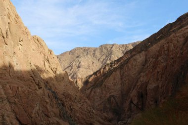 Mavi gökyüzüne karşı fantastik Afrika dağları