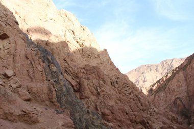 Mavi gökyüzüne karşı fantastik Afrika dağları