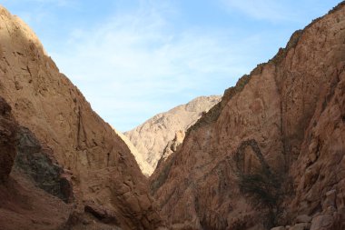 Mavi gökyüzüne karşı fantastik Afrika dağları