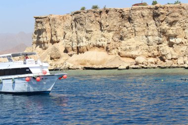 Sahilde lüks yatları olan güzel deniz manzaralı bir koy.