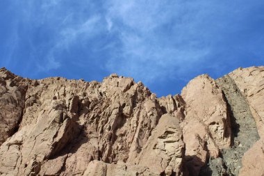 Mavi gökyüzüne karşı fantastik Afrika dağları