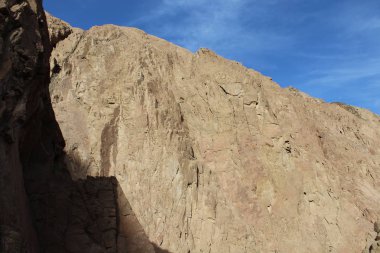 Mavi gökyüzüne karşı fantastik Afrika dağları