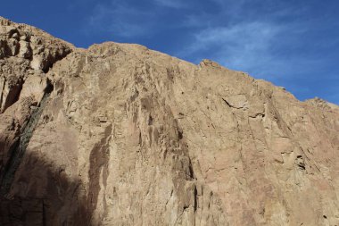 Mavi gökyüzüne karşı fantastik Afrika dağları