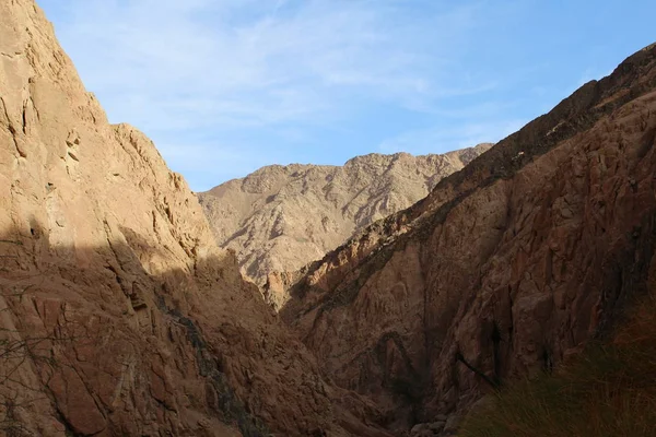 Mavi gökyüzüne karşı fantastik Afrika dağları