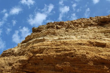 Dağlar ve muhteşem bulutlu gökyüzü ile güzel manzara