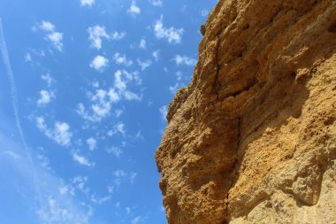 Dağlar ve muhteşem bulutlu gökyüzü ile güzel manzara