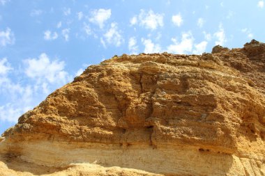 Dağlar ve muhteşem bulutlu gökyüzü ile güzel manzara