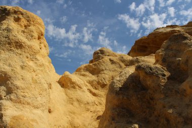 Mavi gökyüzüne karşı fantastik Ukrayna dağlar