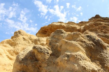 Dağlar ve muhteşem bulutlu gökyüzü ile güzel manzara