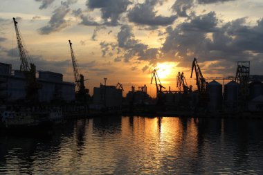 Odessa port gün batımı. Ukrayna
