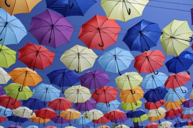 Çok renkli şemsiye güzel sokak. Güzel arka plan