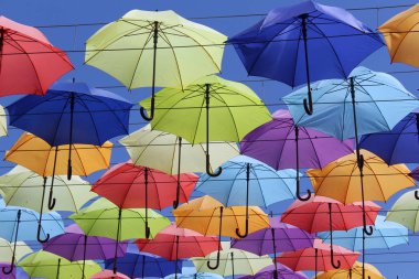 Palet mutluluk. Renkli şemsiyeler arka plan. Renkli şemsiyeler kentsel sokak