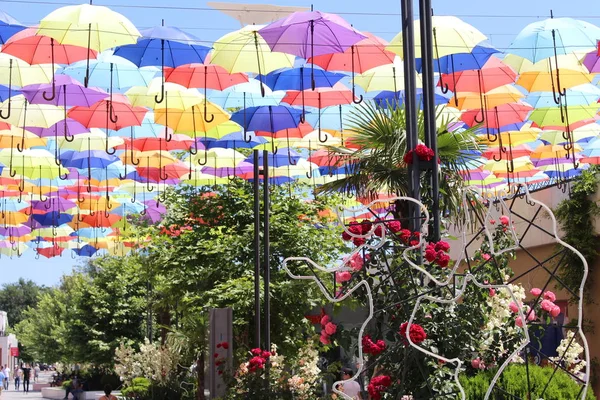 Bunte Regenschirme Schmücken Die Straßen Bunte Regenschirme Hängen Über — Stockfoto