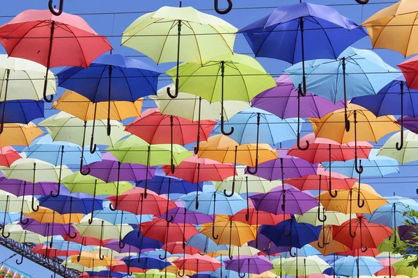 Bunte Regenschirme Schmücken Die Straßen Bunte Regenschirme Hängen Über — Stockfoto