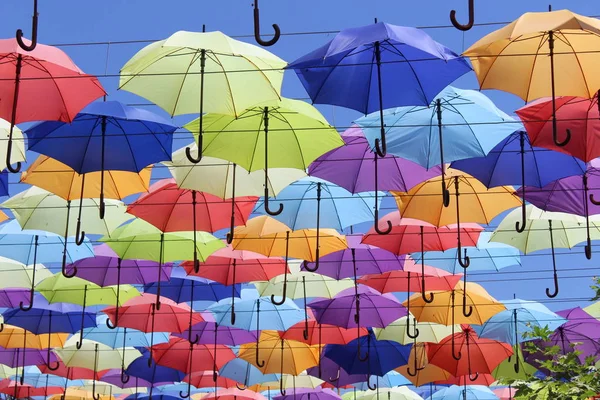 Bunte Regenschirme Schmücken Die Straßen Bunte Regenschirme Hängen Über — Stockfoto