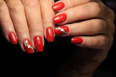 Kadınların elleri ile şık bir manikür.