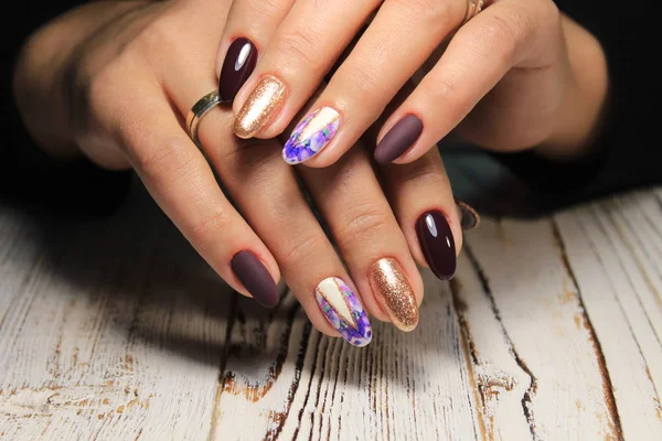 Las Manos Femeninas Con Manicura Estilo —  Fotos de Stock