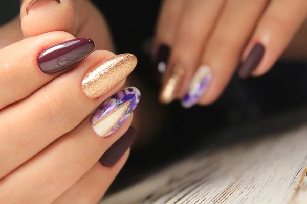 Close Van Vrouw Handen Met Nagel Ontwerp Trendy Crackle Nagellak — Stockfoto