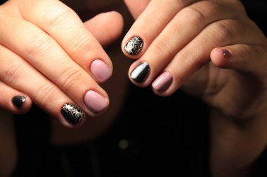 Kadınların elleri ile şık bir manikür.