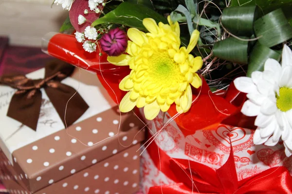 Hediye kutusu ile güzel orkide çiçekler. Kızlar için