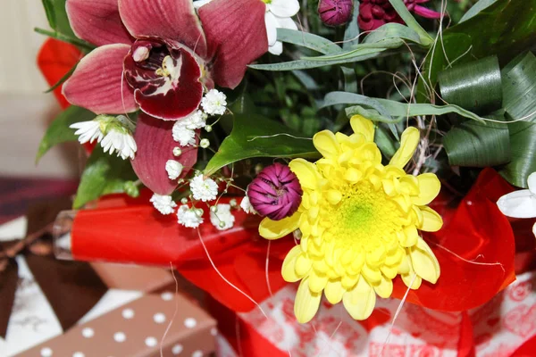 Bir gül hediye kutusunda güzel çiçekler