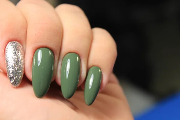 Mãos Mulher Com Uma Manicura Elegante — Fotografia de Stock