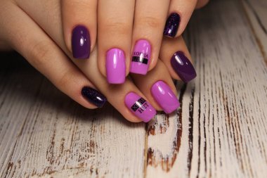 Şaşırtıcı doğal çivi. Kadınların elleri temiz manikür ile.