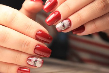 Kadın el tırnak tasarımı ile portre. Trendy crackle tırnak cilası. Manikür ve dövme eğilim tırnak. Kadın closeup siyah arka plan üzerine eller. Moda şık moda renkli çivi.